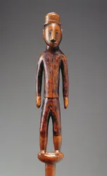 Bâton avec une figure sculptée